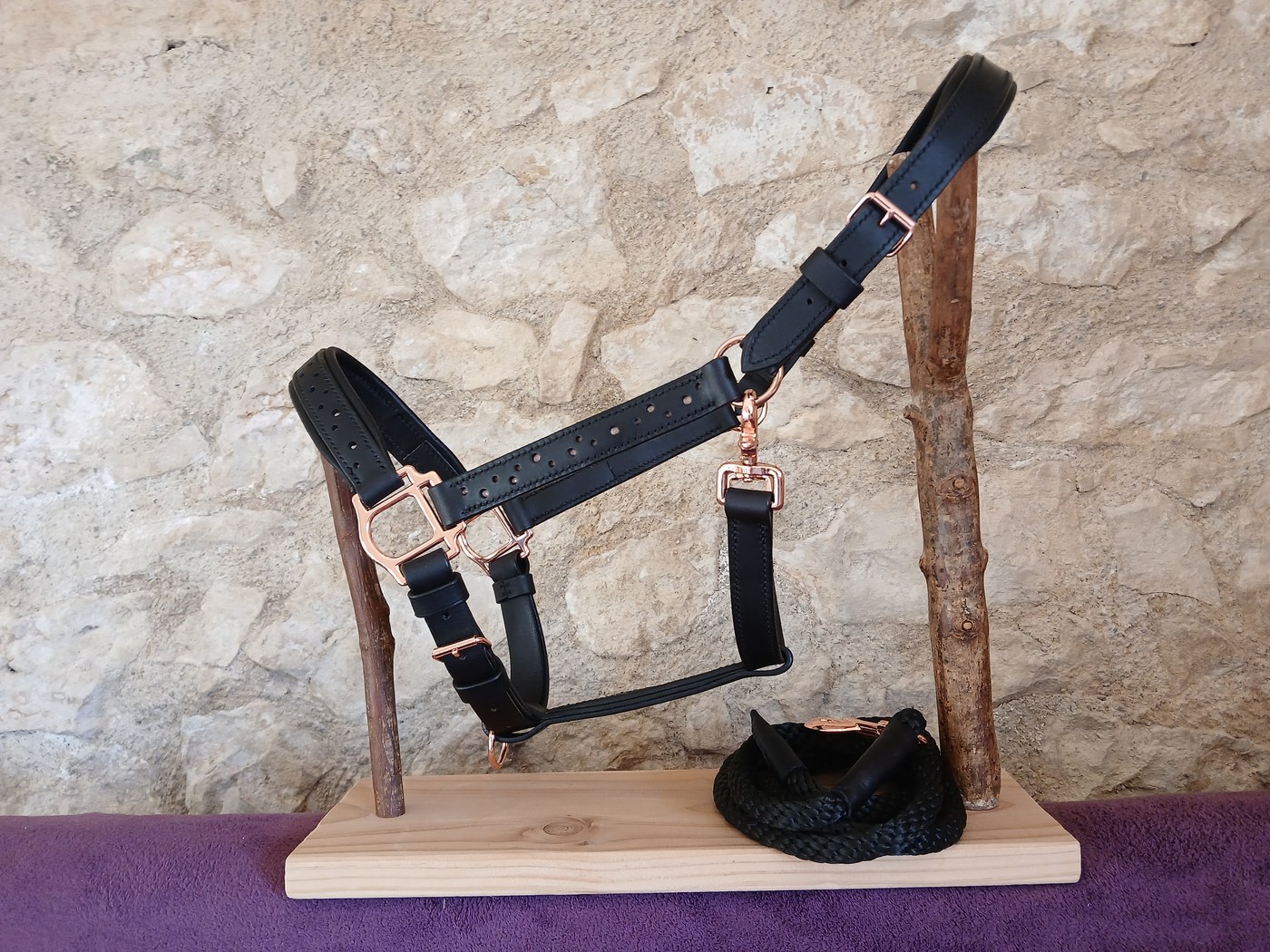 Licol en cuir noir avec quincaillerie or rose