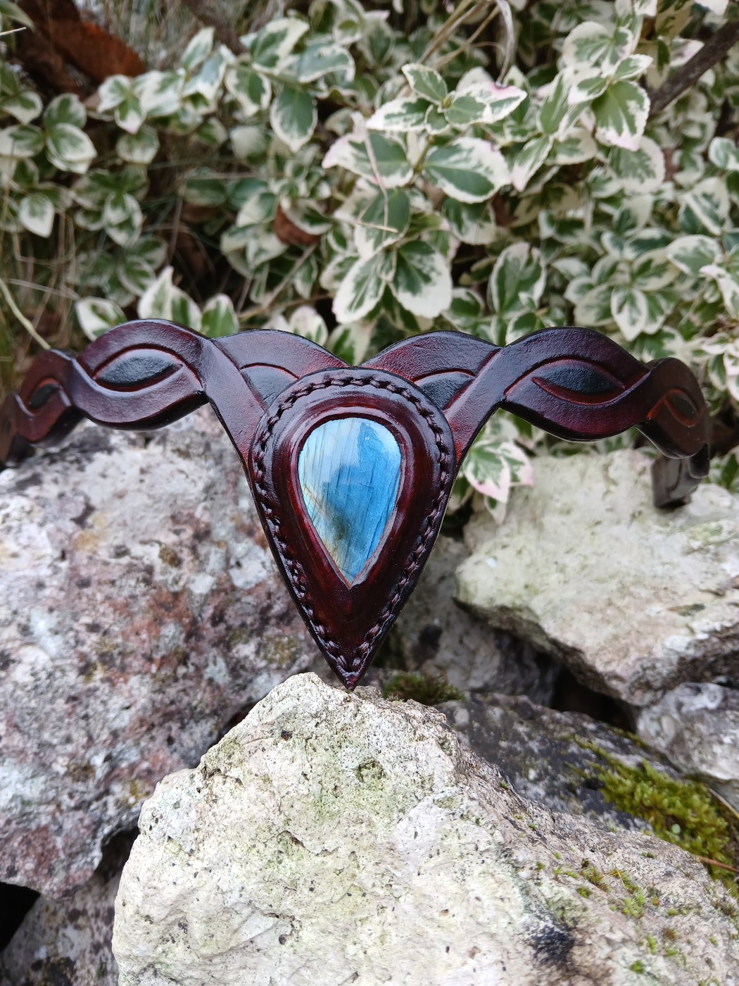 Frontal en cuir gravé avec pierre labradorite
