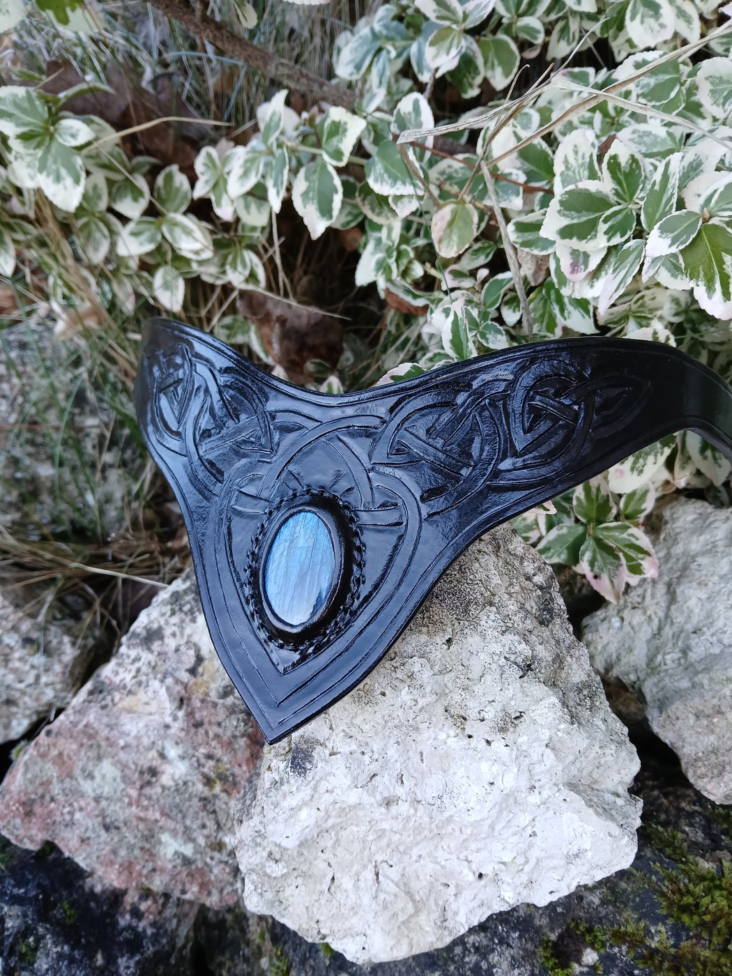 Frontal en cuir noir gravé de motifs celtiques avec pierre