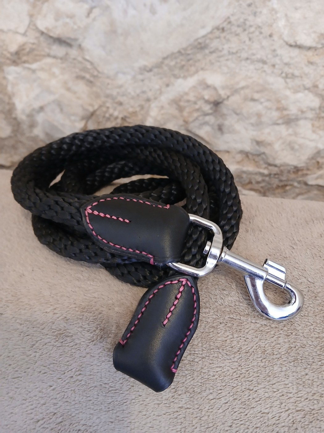 Longe en corde noire avec embouts cuir surpiqûre rose